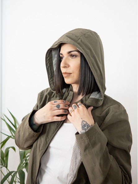 Lisa con capucha sale